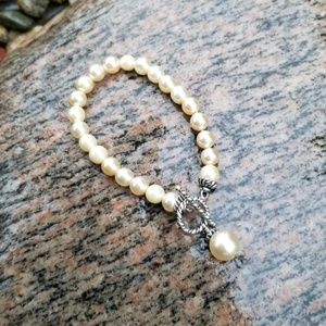 Faux pearl bracelet w/ drop pearl on toggle NWOT